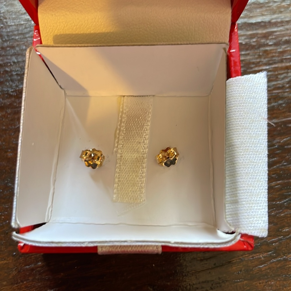 NIB Cultured Freshwater Pearl Stud Earrings in 14k Gold (Approx 5-6mm) - Picture 2 of 3
